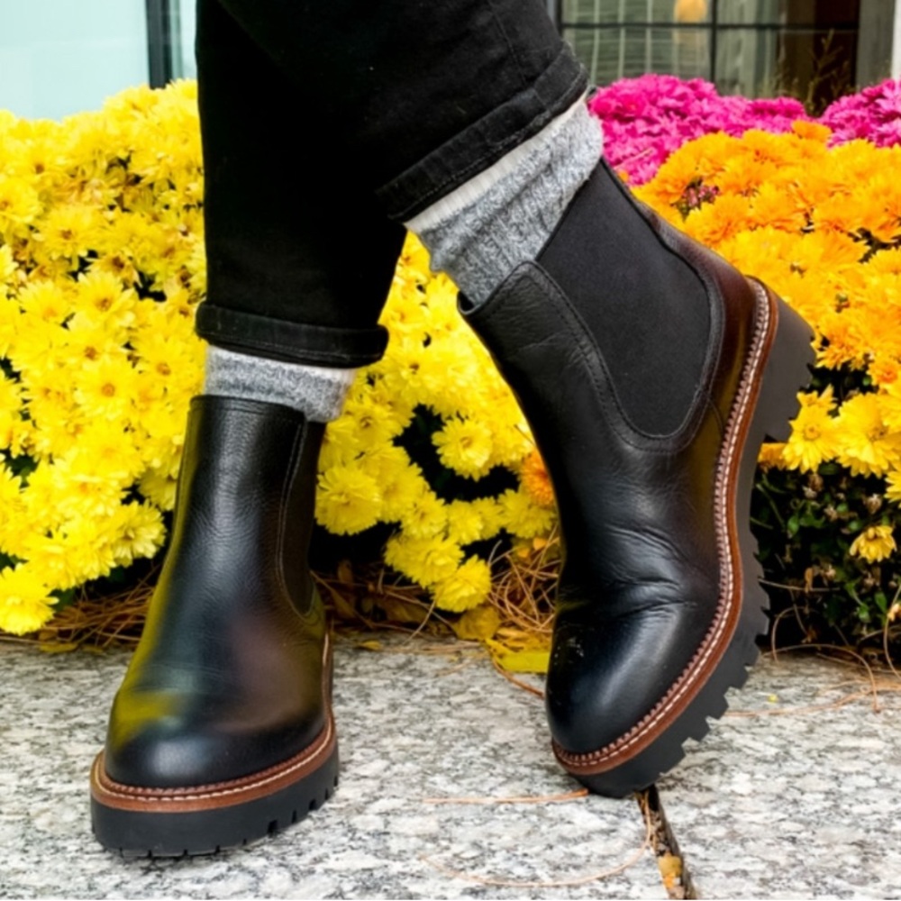 Caslon Miller Water Resistant Lug Chelsea Boot Size 7.5 EUC